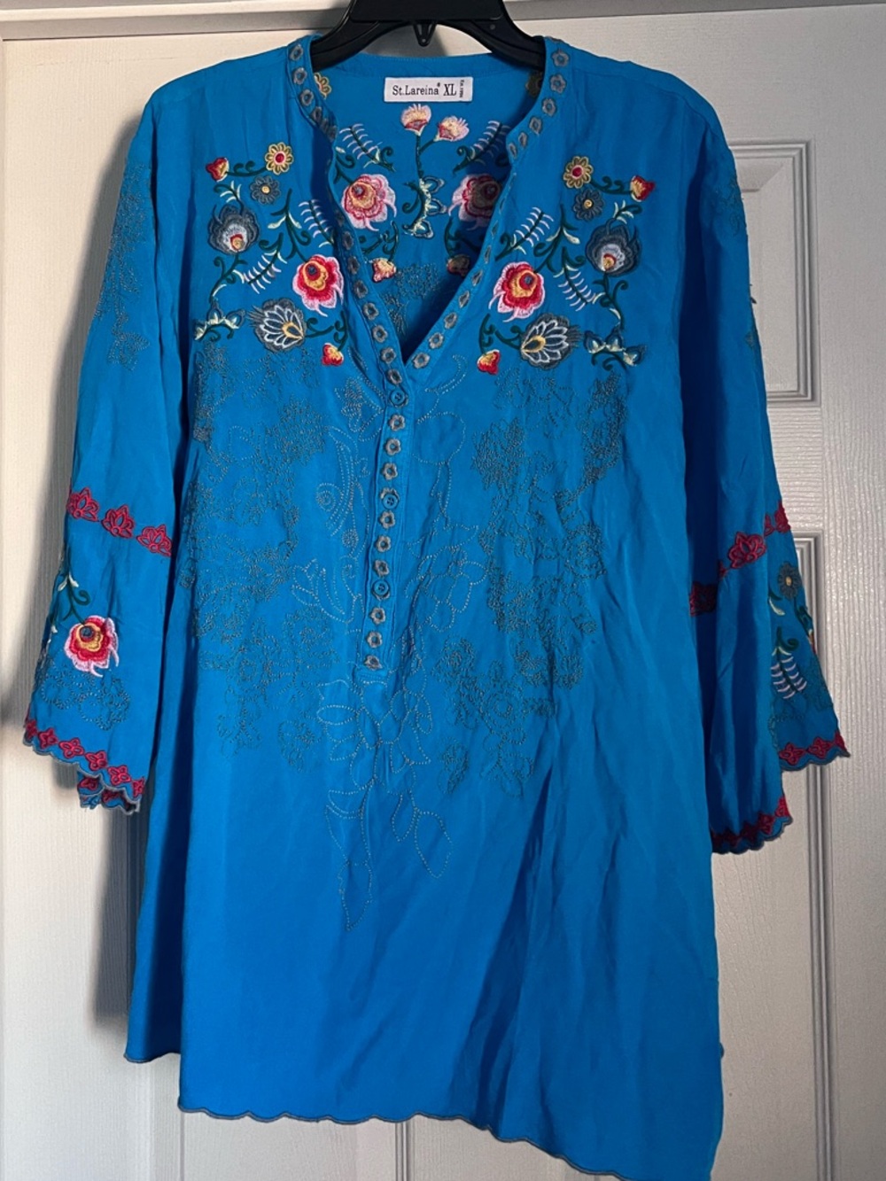 MAKE AN OFFER - ST LAREINA Blue Flowy Embroidered V-Neck Peasant Top - Picture 4 of 5